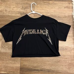 Woman’s cropped black tee